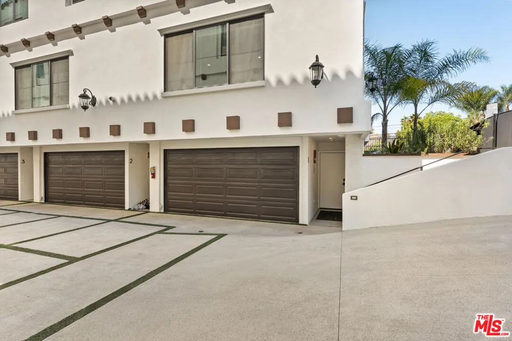 1153 Beachwood Drive #1 Los Angeles, CA 90038
