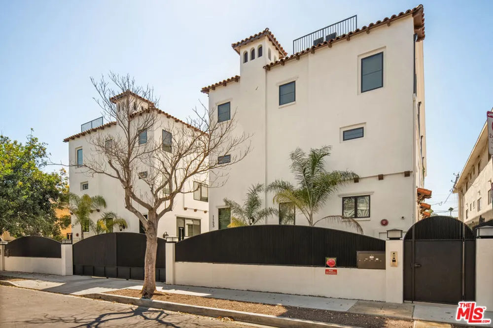 1153 Beachwood Drive #1 Los Angeles, CA 90038