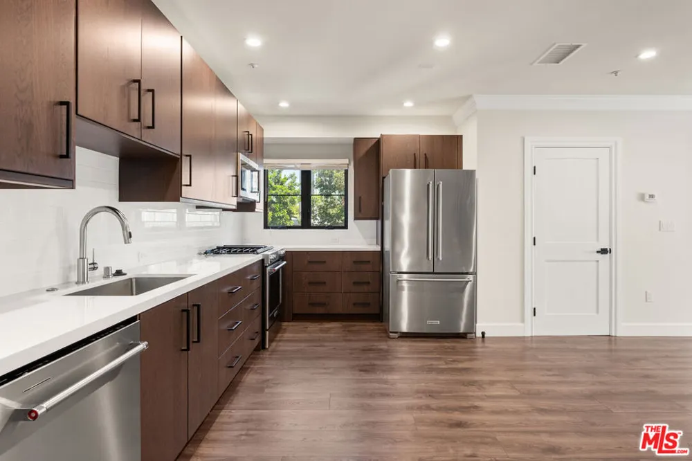 1153 Beachwood Drive #1 Los Angeles, CA 90038