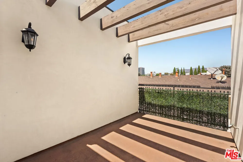 1153 Beachwood Drive #1 Los Angeles, CA 90038