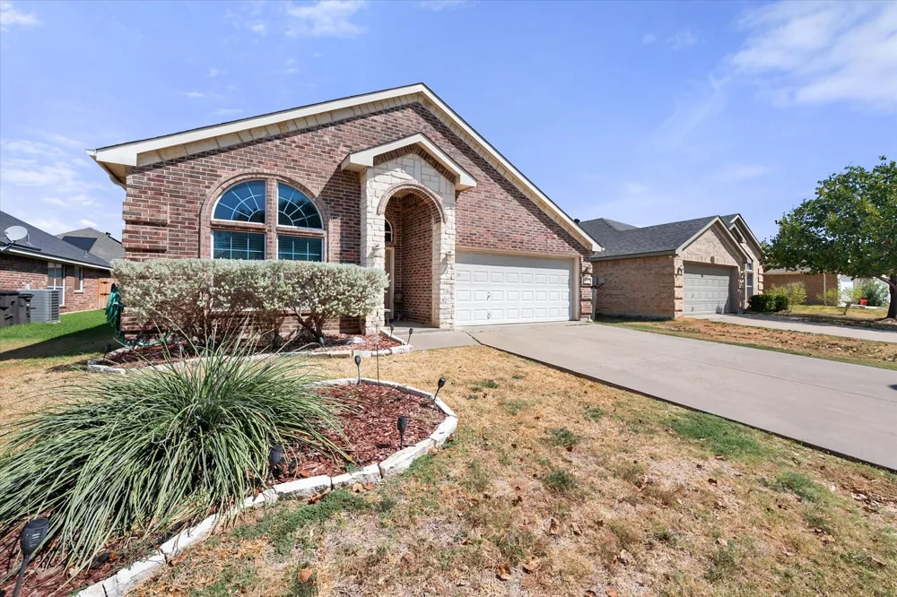 8249 Winter Falls Trail Fort Worth, TX 76053