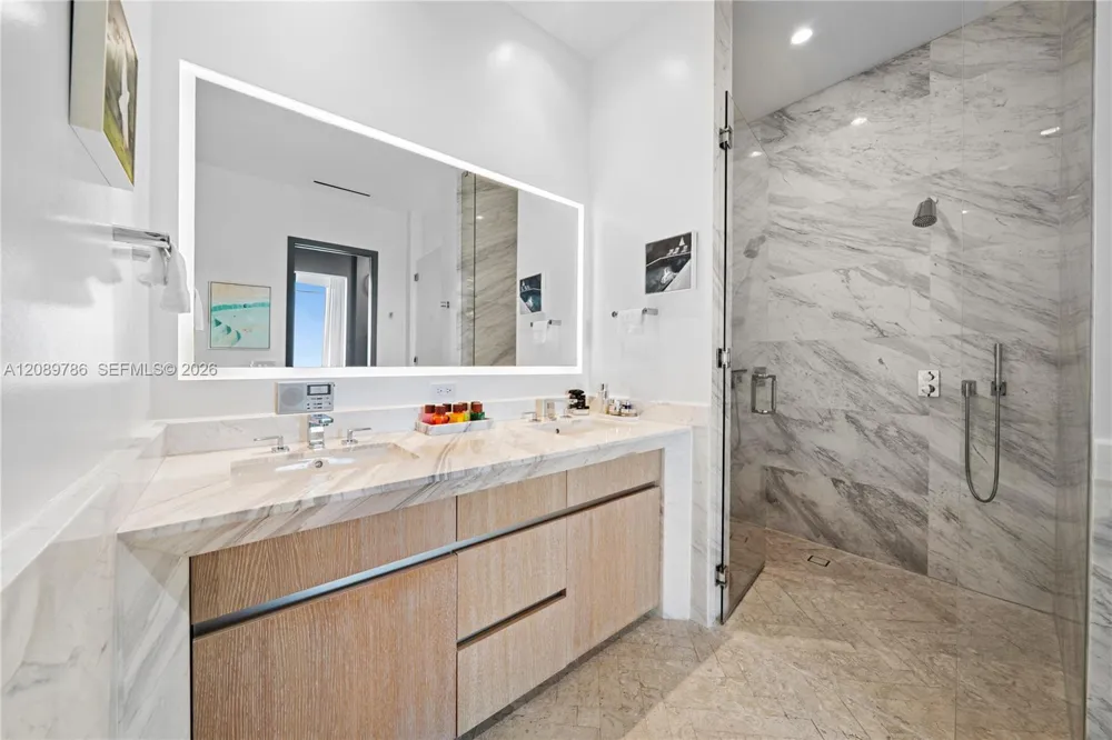 2811 S Bayshore Dr #15C Miami, FL 33133