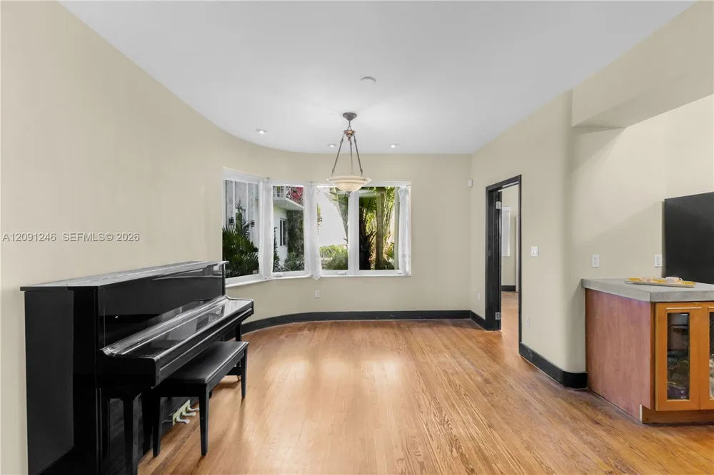 711 14th St #4 Miami Beach, FL 33139