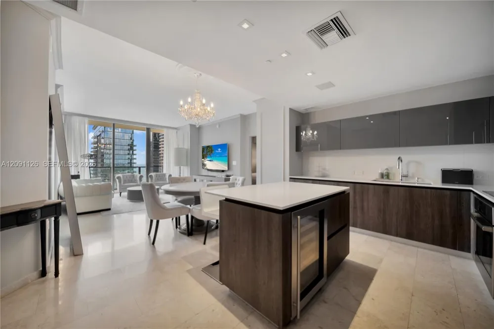 88 SW 7th St #3205 Miami, FL 33130