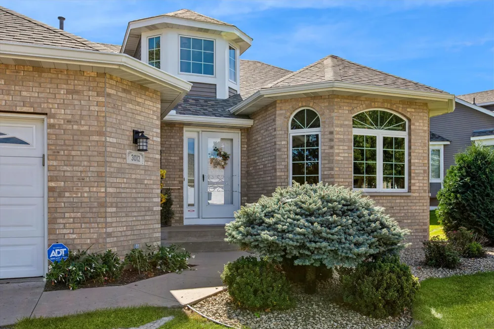 3012 Highpointe Curve Roseville, MN 55113