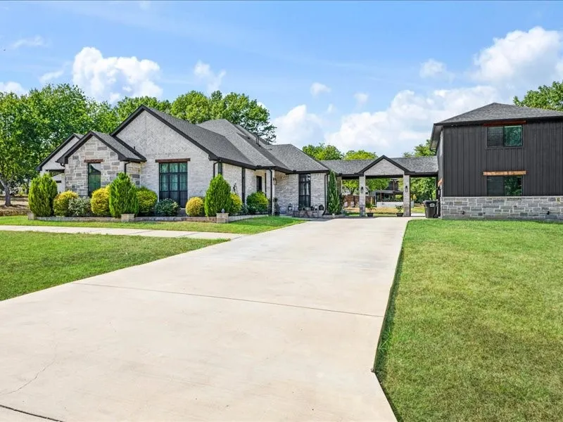 1075 Serenity Cove Combine, TX 75159