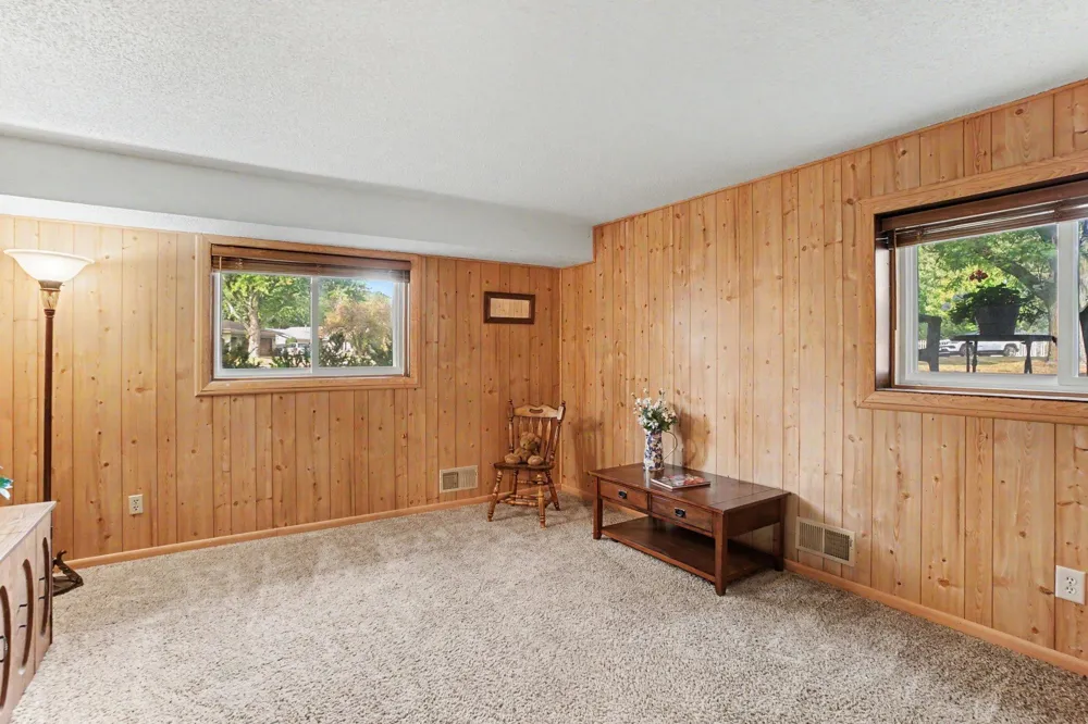 12405 Villaburne Drive Burnsville, MN 55337