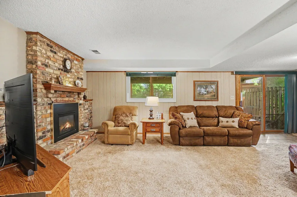 12405 Villaburne Drive Burnsville, MN 55337