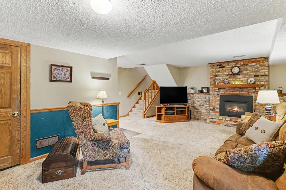 12405 Villaburne Drive Burnsville, MN 55337