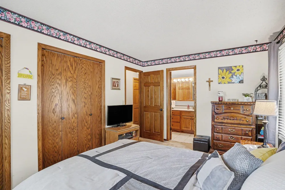 12405 Villaburne Drive Burnsville, MN 55337