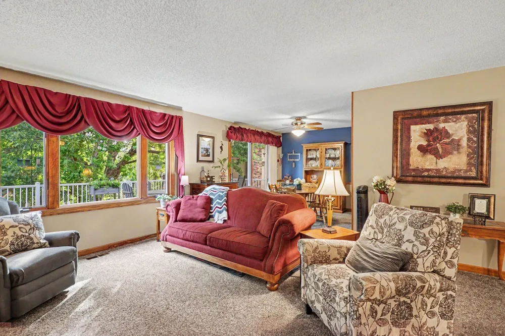 12405 Villaburne Drive Burnsville, MN 55337