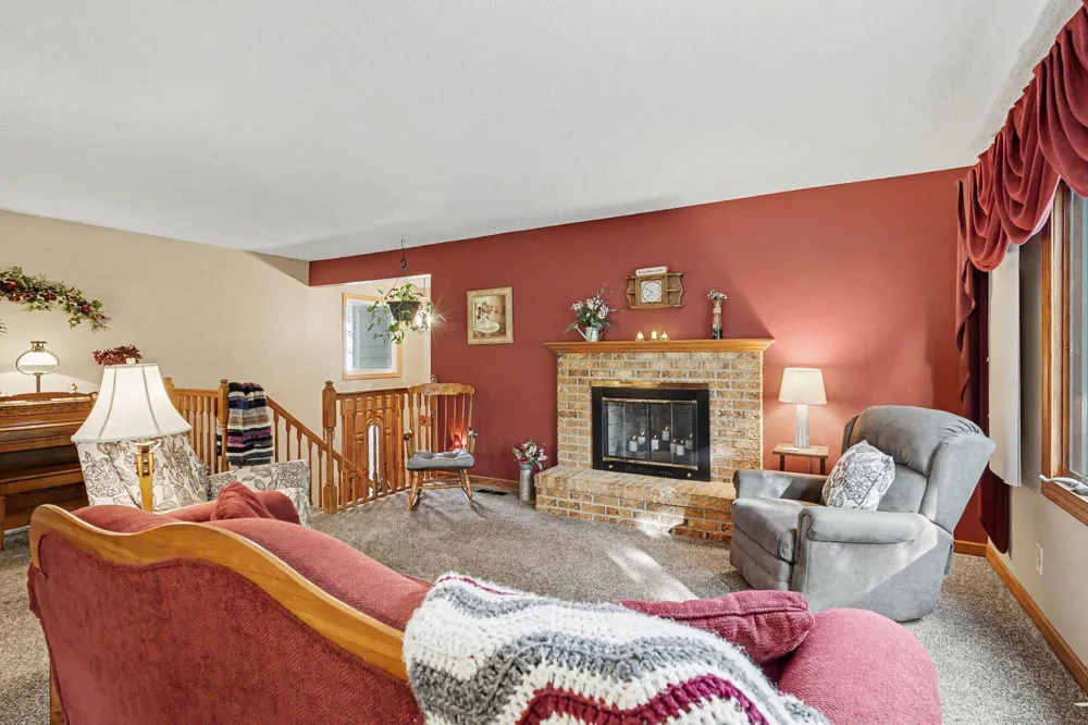 12405 Villaburne Drive Burnsville, MN 55337
