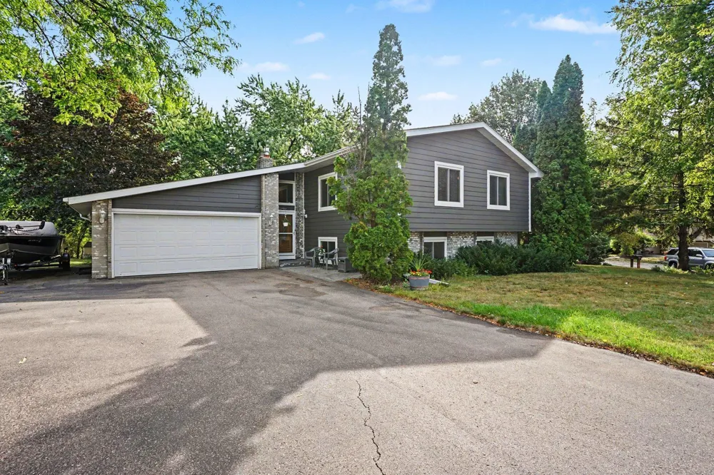 12405 Villaburne Drive Burnsville, MN 55337