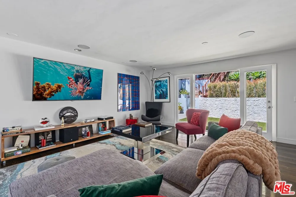 7561 Devista Drive Los Angeles, CA 90046