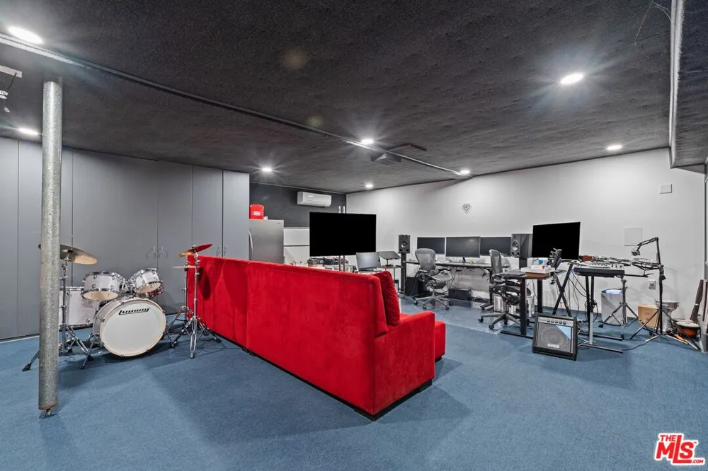 7561 Devista Drive Los Angeles, CA 90046