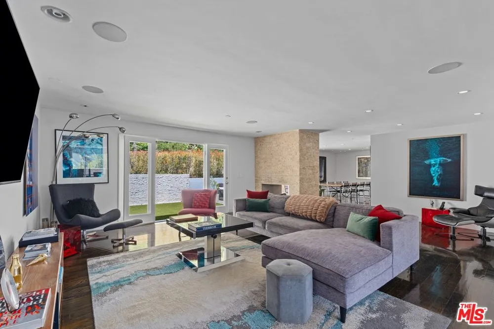 7561 Devista Drive Los Angeles, CA 90046