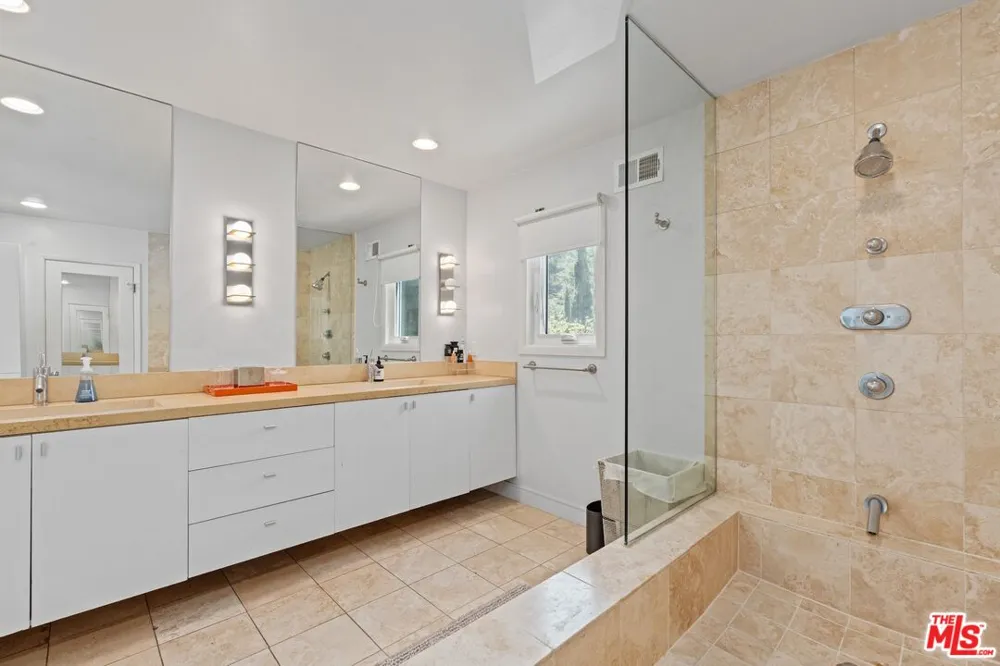 7561 Devista Drive Los Angeles, CA 90046