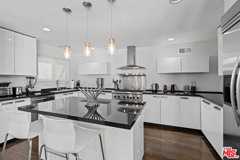 7561 Devista Drive Los Angeles, CA 90046