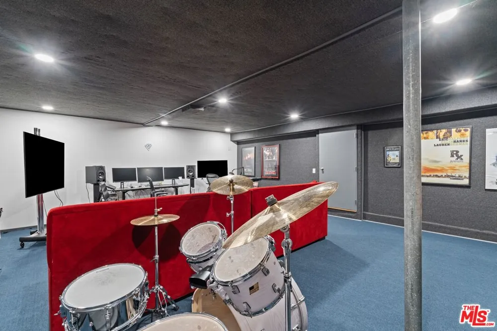 7561 Devista Drive Los Angeles, CA 90046