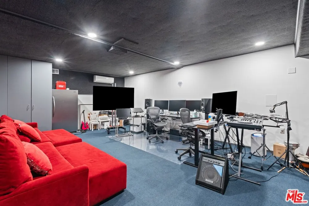 7561 Devista Drive Los Angeles, CA 90046