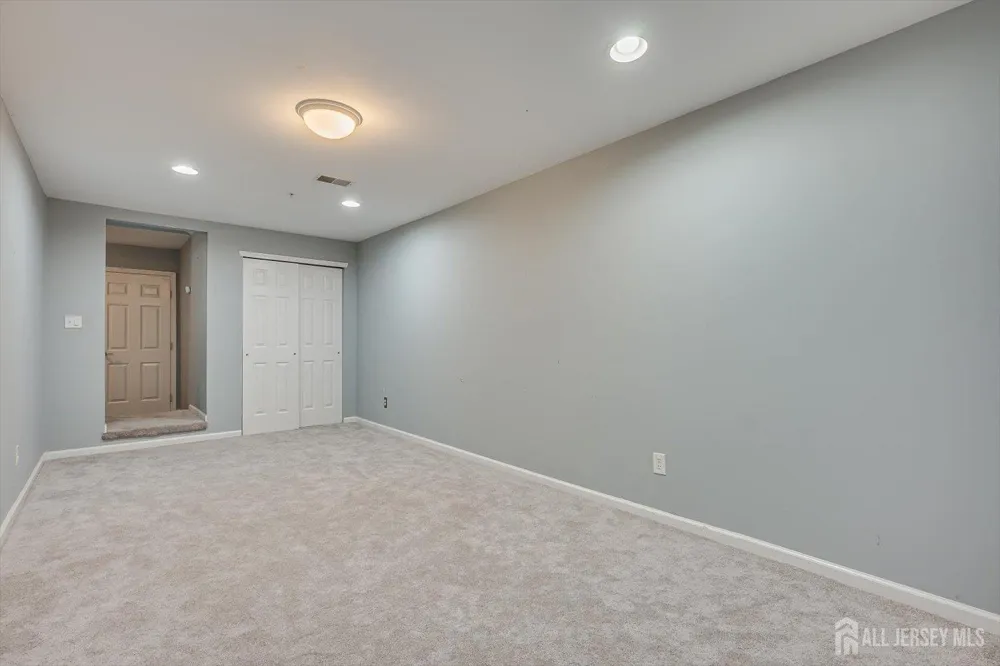 1092 Shadowlawn Drive Green Brook, NJ 08812