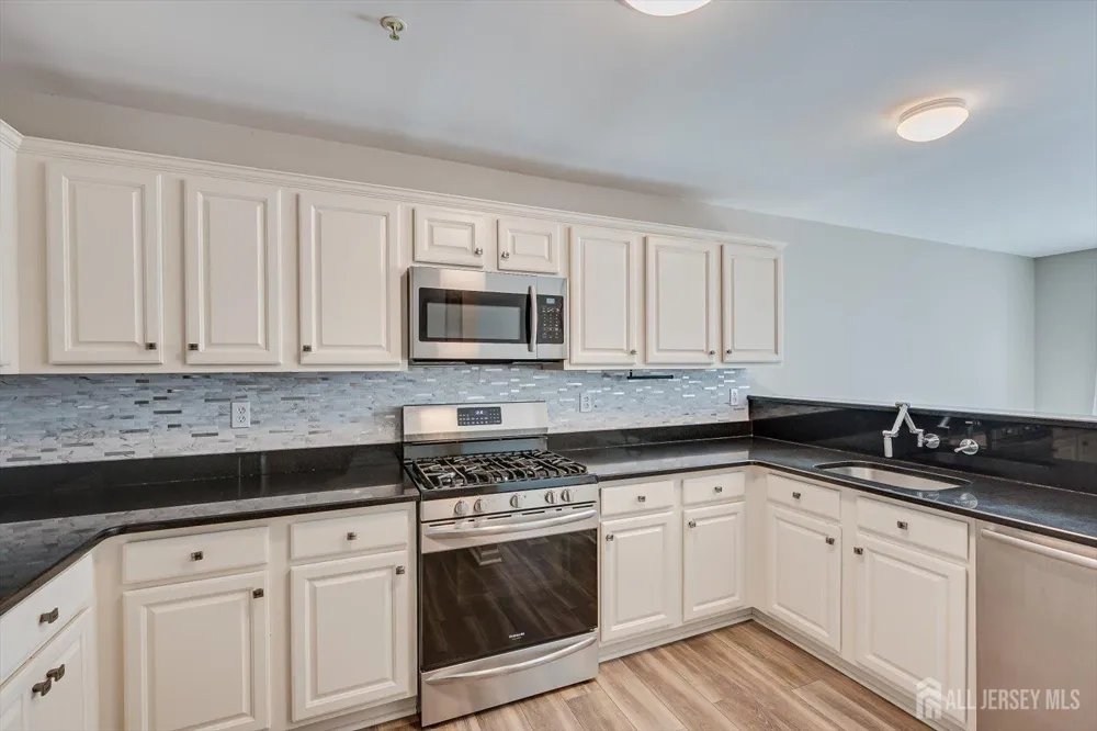 1092 Shadowlawn Drive Green Brook, NJ 08812