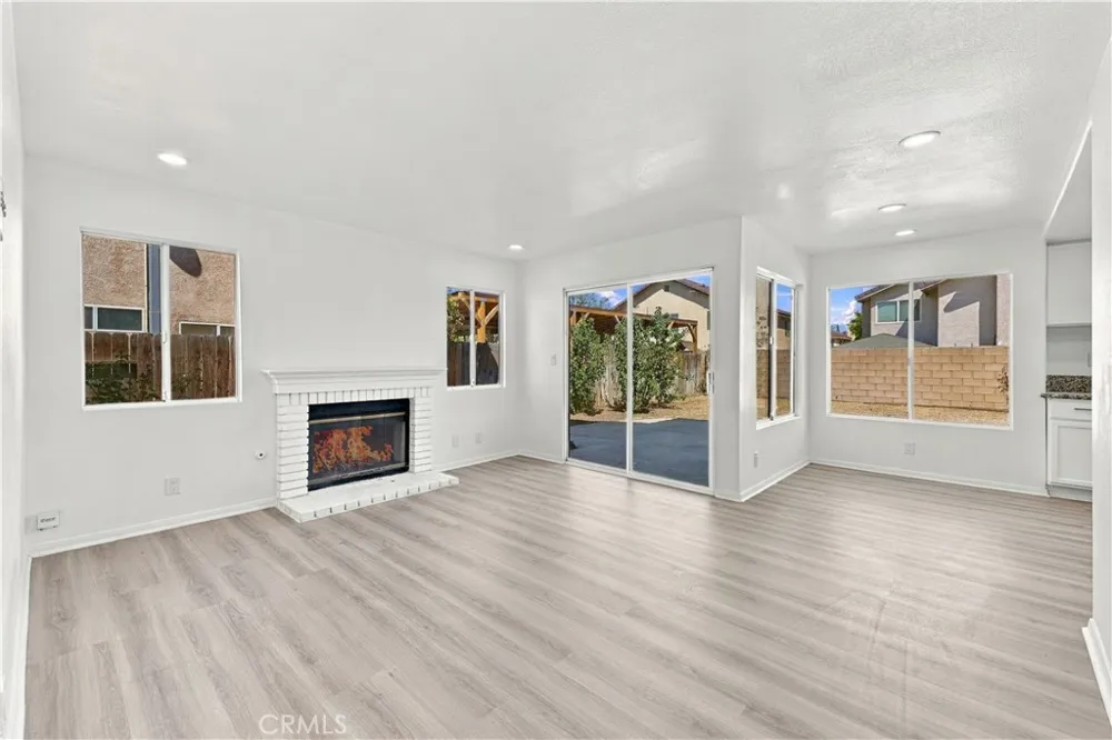 1563 E Kettering Lancaster, CA 93535