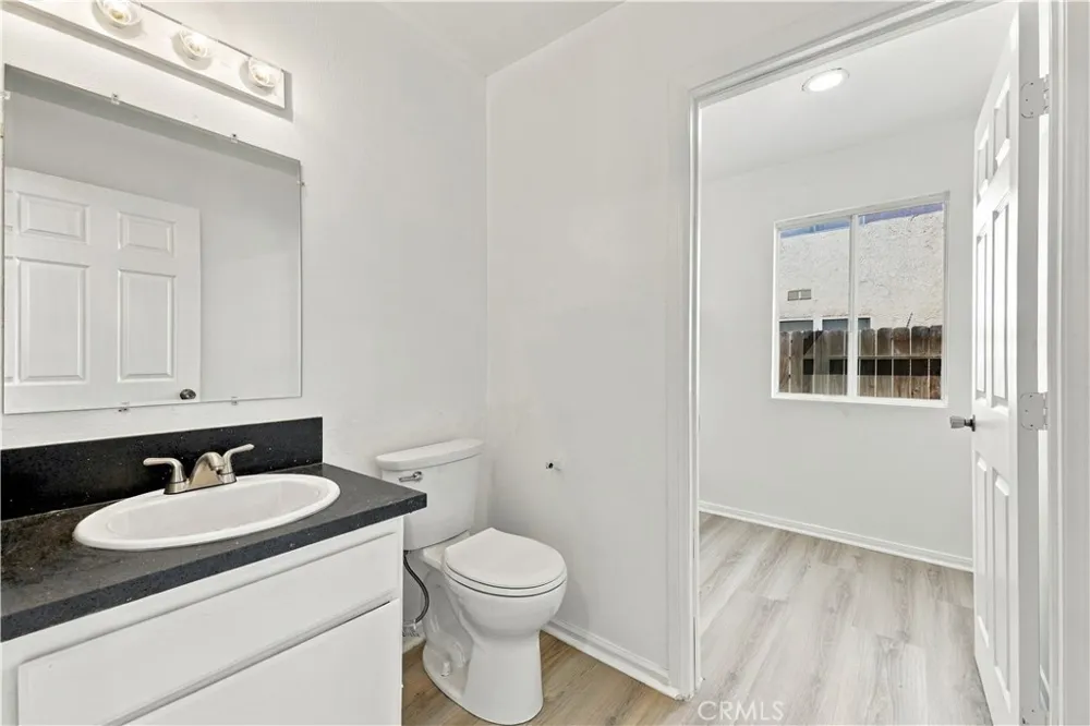 1563 E Kettering Lancaster, CA 93535
