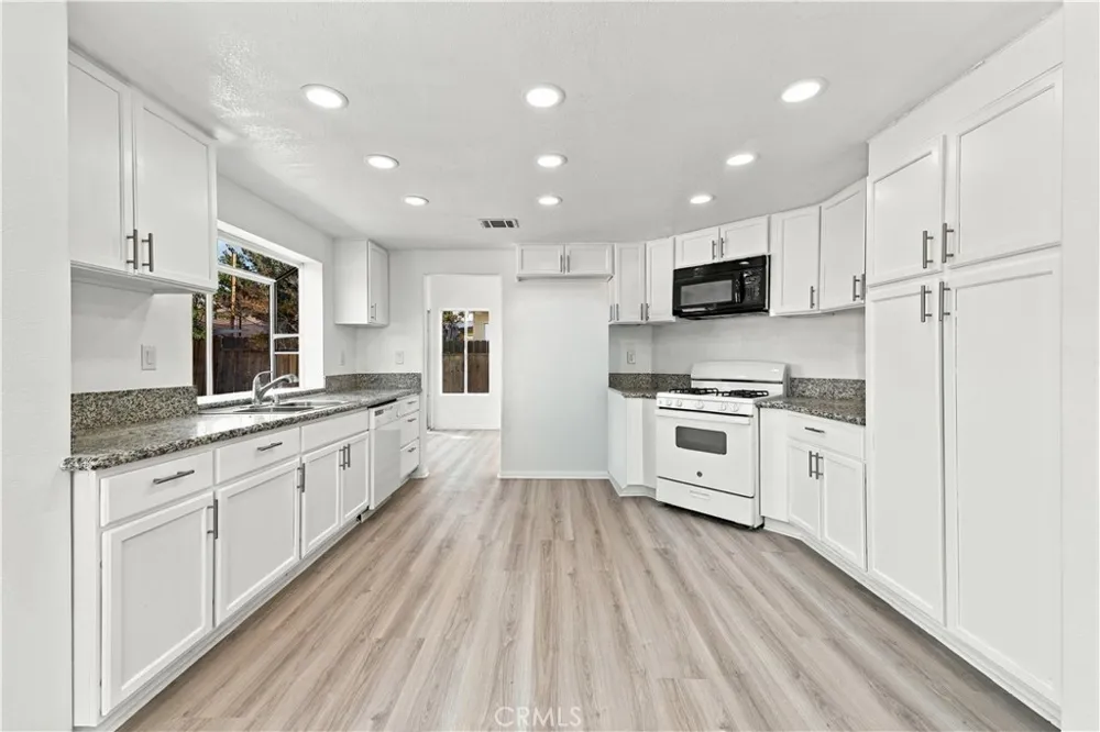 1563 E Kettering Lancaster, CA 93535