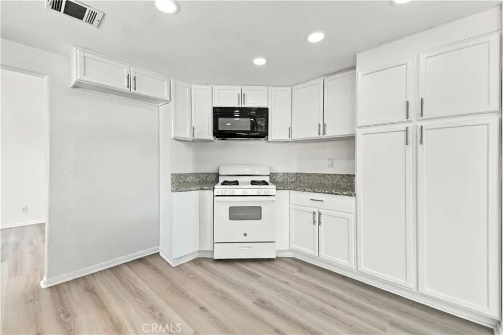 1563 E Kettering Lancaster, CA 93535