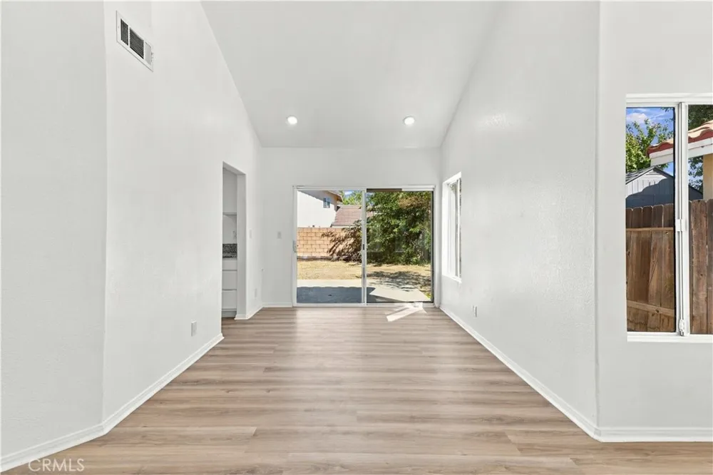 1563 E Kettering Lancaster, CA 93535