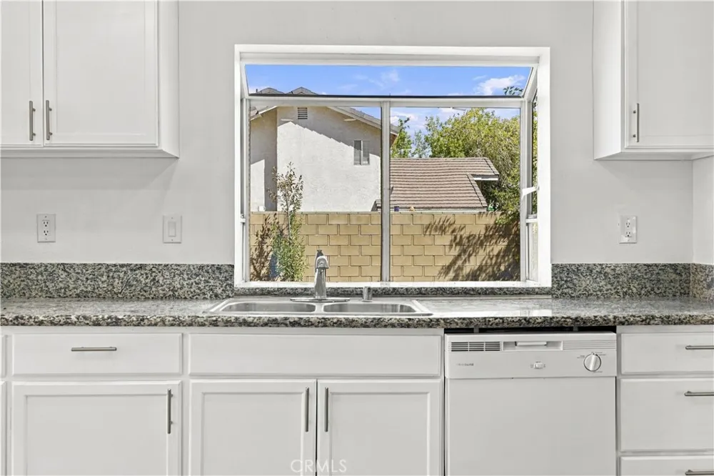 1563 E Kettering Lancaster, CA 93535