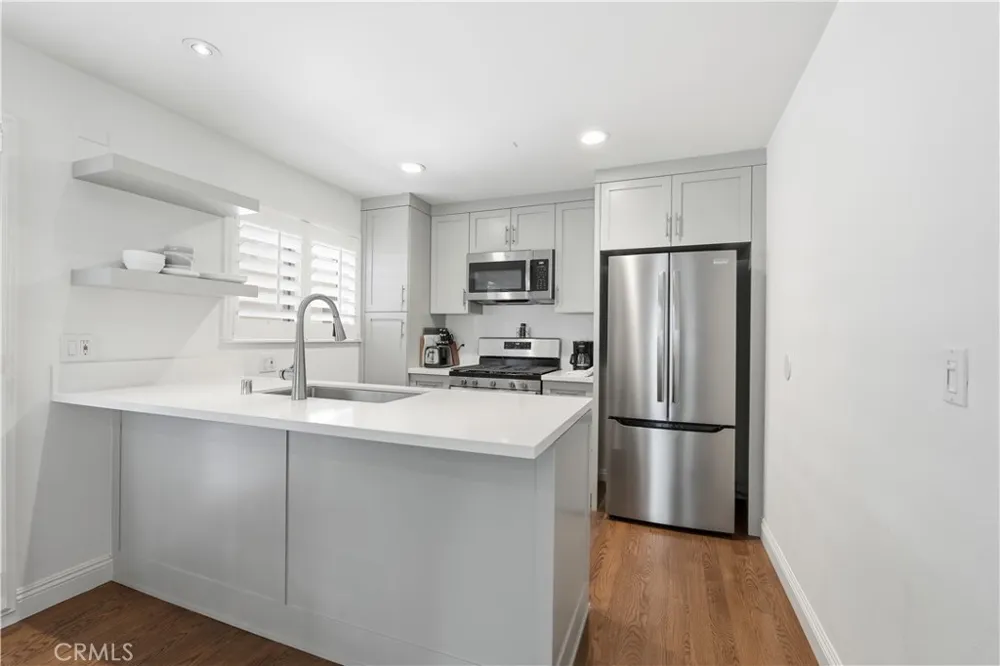 320 Hermosa #101 Hermosa Beach, CA 90254