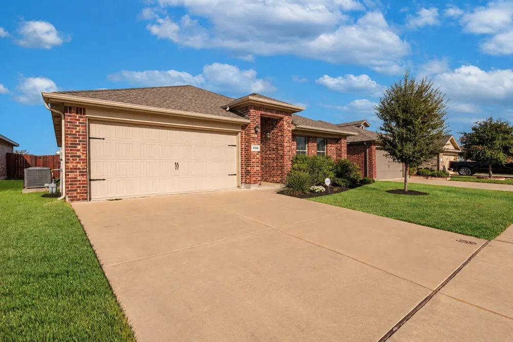 2208 Sadlers Creek Lane Fort Worth, TX 76108