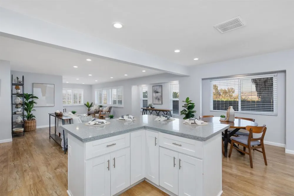 8837 Carmir Santee, CA 92071