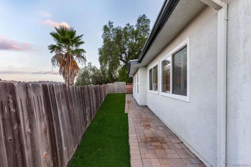 8837 Carmir Santee, CA 92071
