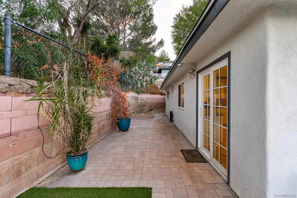 8837 Carmir Santee, CA 92071