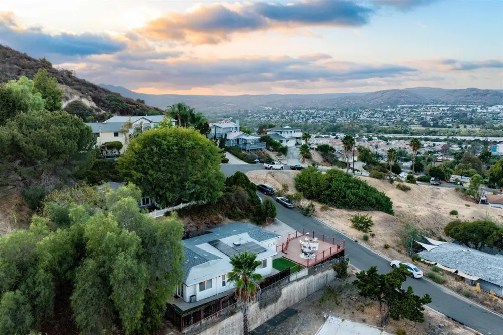 8837 Carmir Santee, CA 92071