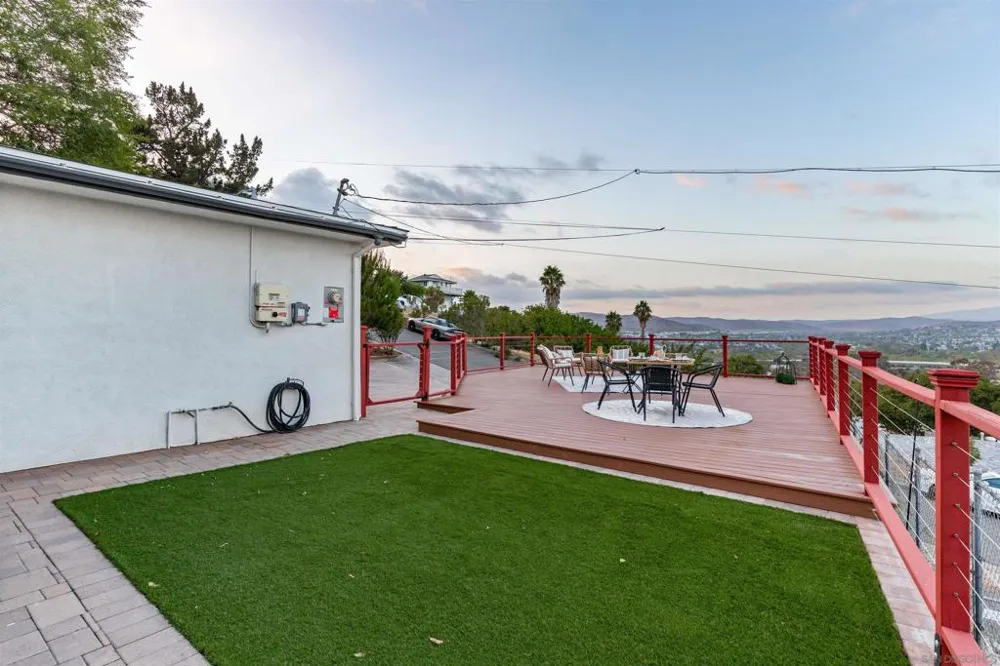 8837 Carmir Santee, CA 92071