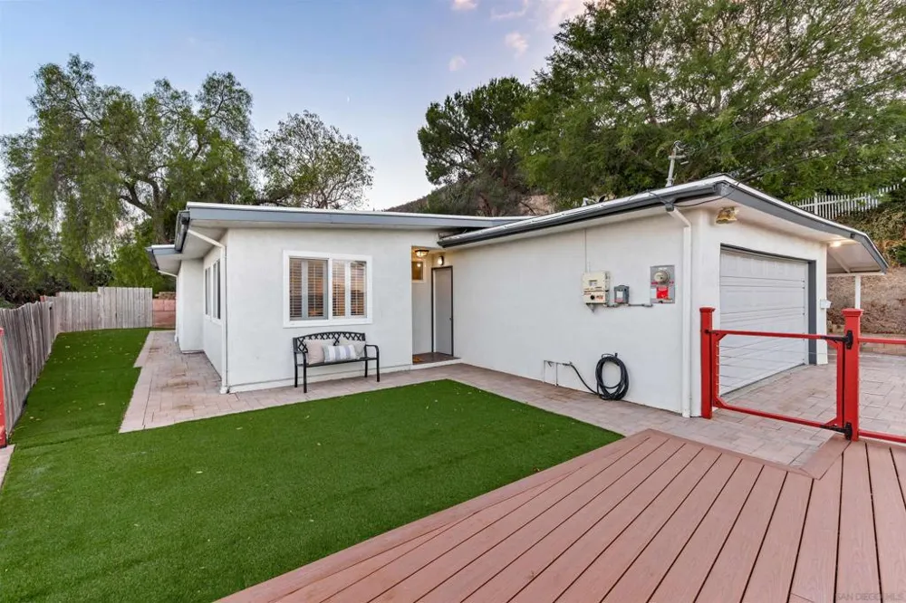 8837 Carmir Santee, CA 92071