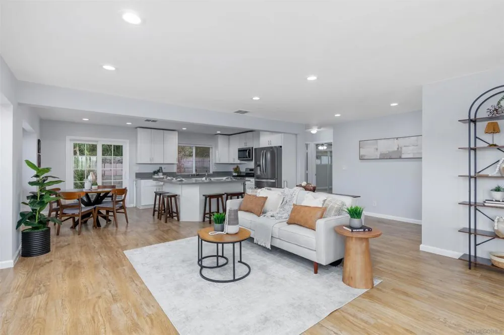 8837 Carmir Santee, CA 92071