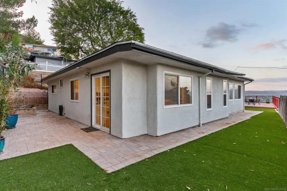 8837 Carmir Santee, CA 92071