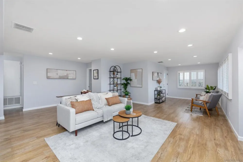 8837 Carmir Santee, CA 92071