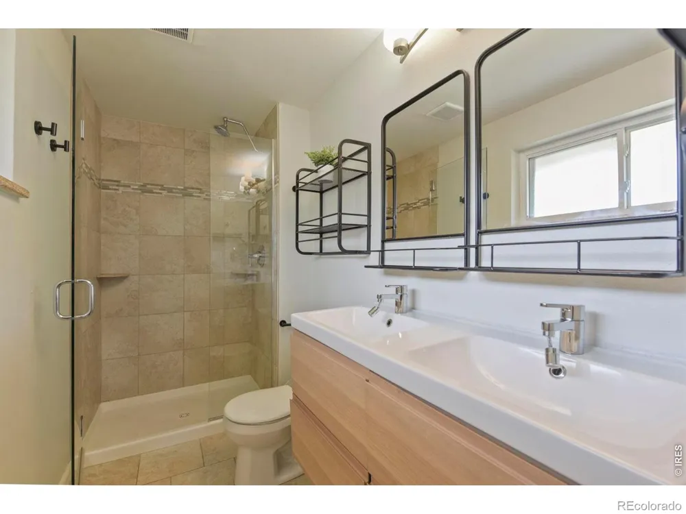 2555 E Maplewood Avenue Centennial, CO 80121