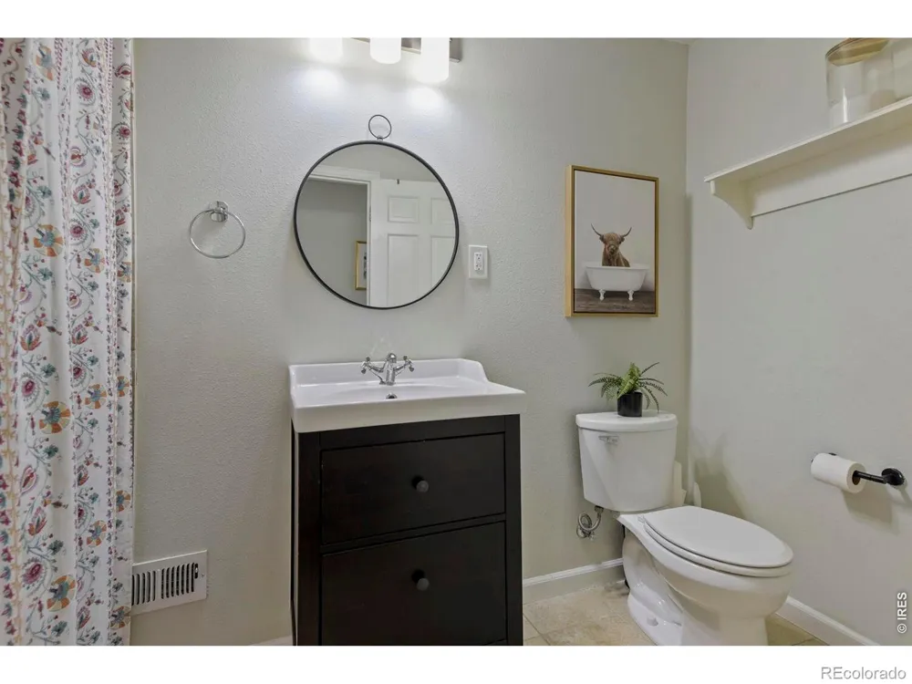 2555 E Maplewood Avenue Centennial, CO 80121