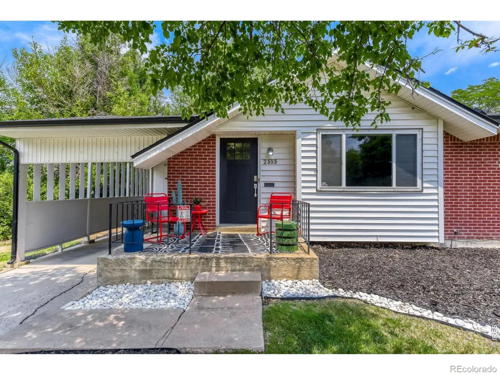 2555 E Maplewood Avenue Centennial, CO 80121