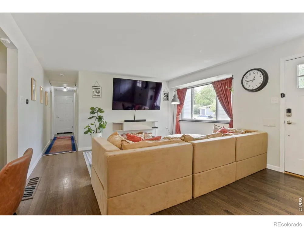 2555 E Maplewood Avenue Centennial, CO 80121