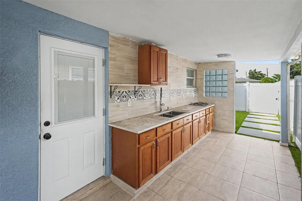 2593 38TH AVENUE #B St Petersburg, FL 33713