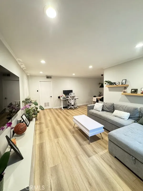 9950 Jordan Avenue #8 Chatsworth, CA 91311