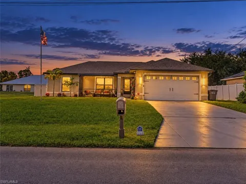 522 NE Van Loon Lane